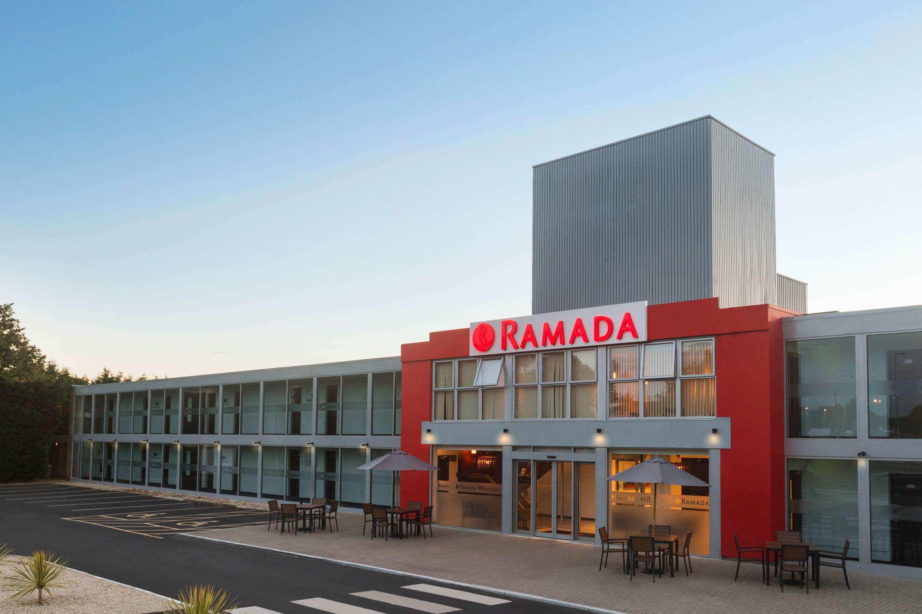 Ramada Milton Keynes Hotel Buitenkant foto